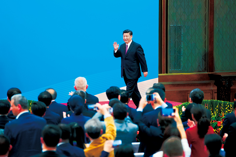 2019年4月27日，第二屆“一帶一路”國際合作高峰論壇在北京雁棲湖國際會議中心舉行圓桌峰會，國家主席習(xí)近平主持會議并致開幕辭。圓桌峰會閉幕后，習(xí)近平會見中外記者，介紹第二屆“一帶一路”國際合作高峰論壇圓桌峰會情況和主要成果。這是習(xí)近平步入記者會現(xiàn)場。 