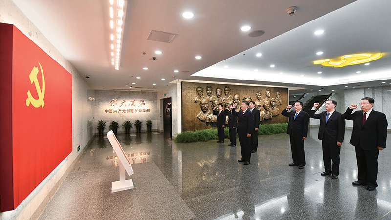 2017年10月31日，中共中央總書記、國家主席、中央軍委主席習(xí)近平帶領(lǐng)中共中央政治局常委李克強(qiáng)、栗戰(zhàn)書、汪洋、王滬寧、趙樂際、韓正，瞻仰上海中共一大會(huì)址和浙江嘉興南湖紅船。這是31日上午，在上海中共一大會(huì)址紀(jì)念館，習(xí)近平帶領(lǐng)其他中共中央政治局常委同志一起重溫入黨誓詞。 