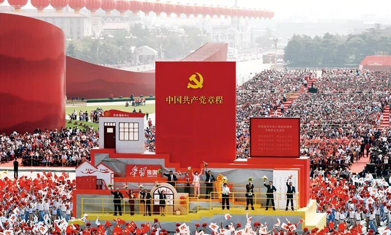 2019年10月1日上午，慶祝中華人民共和國成立70周年大會在北京天安門廣場隆重舉行。這是群眾游行中的“從嚴(yán)治黨”方陣。新華社記者 蘭紅光/攝