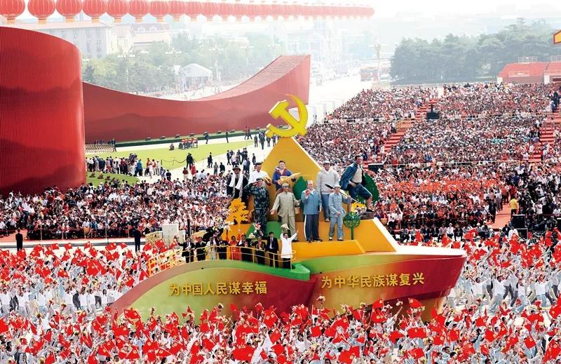 2019年10月1日上午，慶祝中華人民共和國成立70周年大會在北京天安門廣場隆重舉行。這是群眾游行中的“不忘初心”方陣。新華社記者 蘭紅光/攝