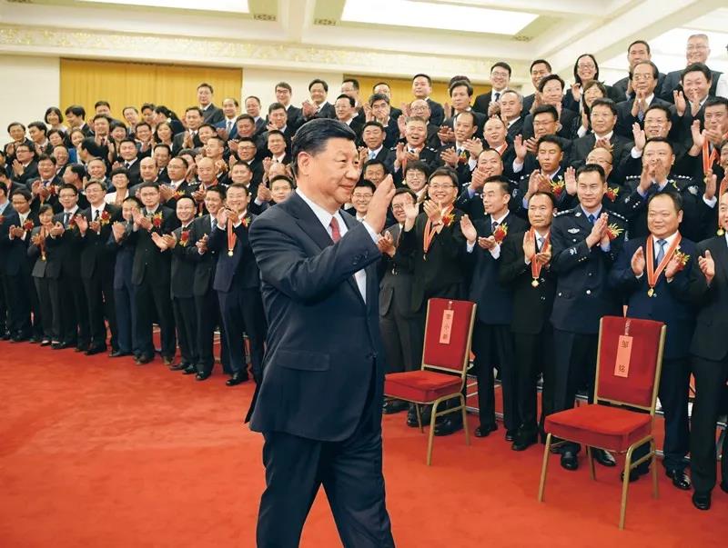 2019年6月25日，黨和國家領(lǐng)導(dǎo)人習(xí)近平、李克強(qiáng)、王滬寧等在北京人民大會堂會見第九屆全國“人民滿意的公務(wù)員”和“人民滿意的公務(wù)員集體”受表彰代表。新華社記者 李學(xué)仁/攝